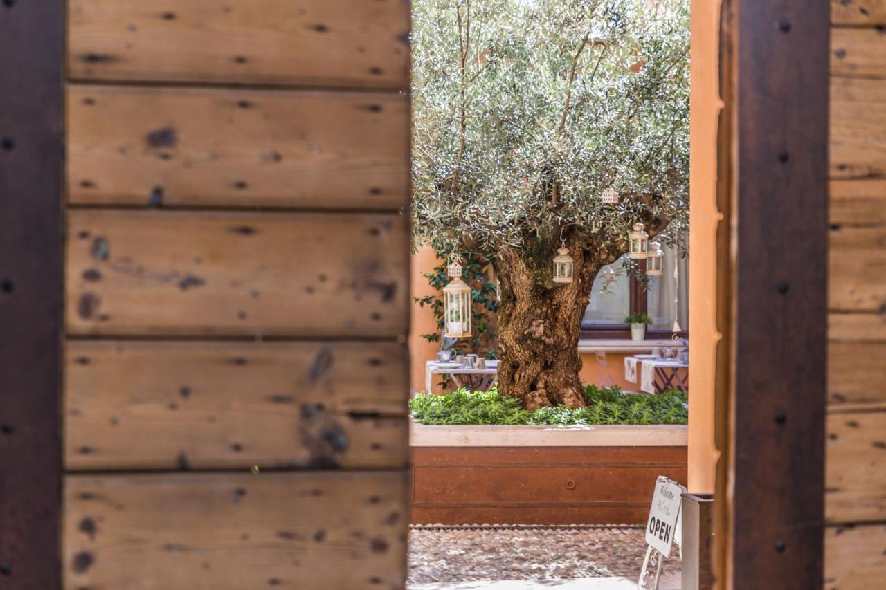 Antico Borgo B&B Con Spa - Adults Only Manerba del Garda Exteriör bild